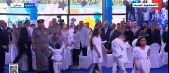 أحد أبناء الشهداء يفاجئ الرئيس السيسي فور دخوله مقر احتفالية عيد الفطر  (فيديو)