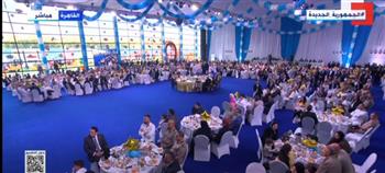 الرئيس السيسي يتناول الإفطار مع أسر شهداء الوطن باحتفالية عيد الفطر (فيديو)