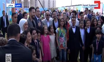 الرئيس السيسي يلتقط صورة تذكارية مع المشاركين باحتفالية عيد الفطر