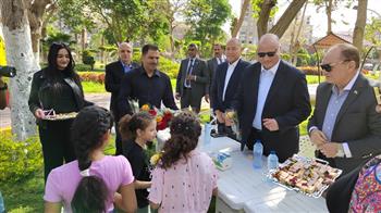 محافظ القاهرة يوزع الحلوى والألعاب على الأطفال بحديقة الطفل احتفالًا بعيد الفطر