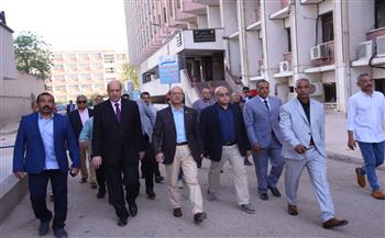 رئيس جامعة أسيوط يهنئ المرضى والعاملين بمستشفيات الجامعة بعيد الفطر المبارك
