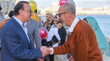 محافظ الإسكندرية يتفقد الكورنيش ويقدم التهنئة للمواطنين بمناسبة عيد الفطر