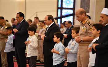 أداء الرئيس صلاة عيد الفطر واحتفاله مع أسر الشهداء يتصدران اهتمامات الصحف