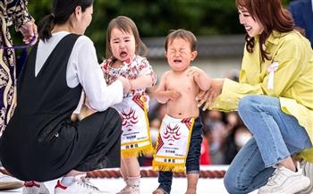 مهرجان سومو بكاء الأطفال يعود في اليابان بعد توقف 4 سنوات 
