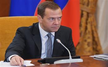 مدفيديف يعلق على فكرة مجموعة السبع بحظر تصدير السلع إلى روسيا 