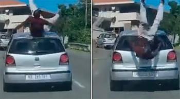 نهاية كارثية لشاب وقف على سطح سيارة مسرعة (فيديو)