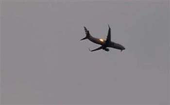 بسبب طائر.. لحظة اشتعال النيران بطائرة أمريكية (فيديو)