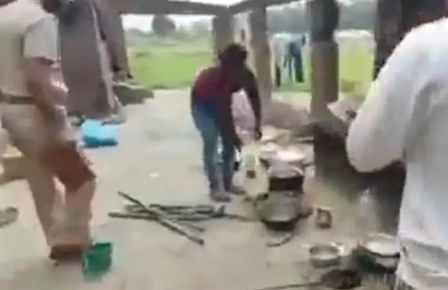 الشرطة الهندية تعتقل 3 مسلمين بسبب طبخ لحم البقر (فيديو)