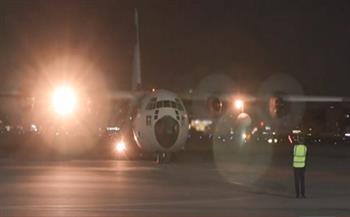 لحظة وصول الطائرة الثانية التي تقل المصريين القادمين من السودان (فيديو)