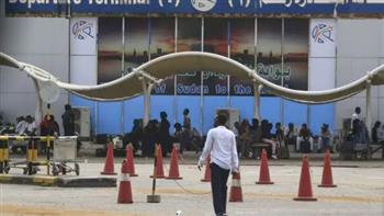 الإمارات: دعم سودانيين عالقين في مطار الشارقة بعد إغلاق الأجواء السودانية 