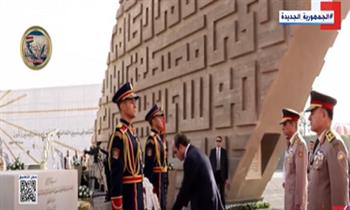 الرئيس السيسي يضع إكليلا من الزهور على قبر السادات في ذكرى تحرير سيناء