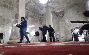 شرطة الاحتلال الإسرائيلي تجدد اقتحامها لمصلى باب الرحمة في المسجد الأقصى