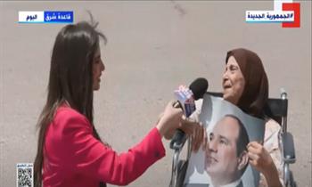 بعد عودتها من السودان.. مصرية تحمل صورة الرئيس وتوجه رسالة له (فيديو)