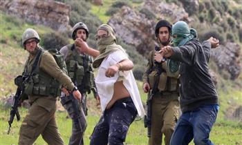 مُستوطنون إسرائيليون يعتدون على فلسطينيين من «رام الله» ويحطمون سيارتهم