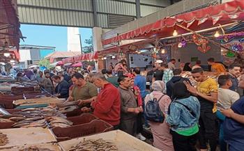توافد المواطنين على سوق الأسماك من أبناء بورسعيد والمحافظات الأخرى