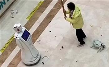 فيديو.. سيدة تهاجم إنسان آلي داخل مستشفى في الصين