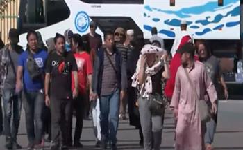 معبر أرقين الحدودي يواصل استقبال المصريين والأجانب العائدين من السودان (فيديو)