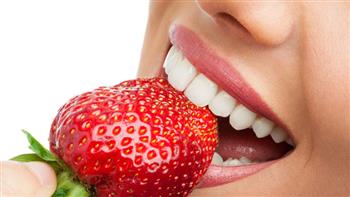 هل الفراولة جيدة لتبييض الأسنان؟.. تقرير يجيب