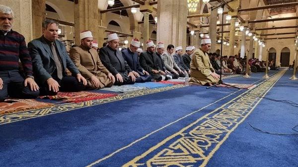 أروقة الجامع الأزهر تمتلئ بآلاف المصلين لأداء العشاء والتراويح