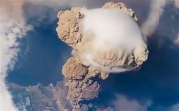 بركان على الأرض يظهر كقنبلة نووية من الفضاء (فيديو)