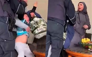 وسط صرخاتهم.. الشرطة الألمانية تنتزع طفلًا مسلمًا من أسرته بالقوة (فيديو)