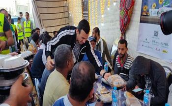 رامي رضوان يشارك في توزيع وجبات الإفطار بخيمة مؤسسة مصر الخير الرمضانية