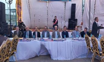 رئيس جامعة بنها يشارك الطلاب حفل الإفطار الجماعي
