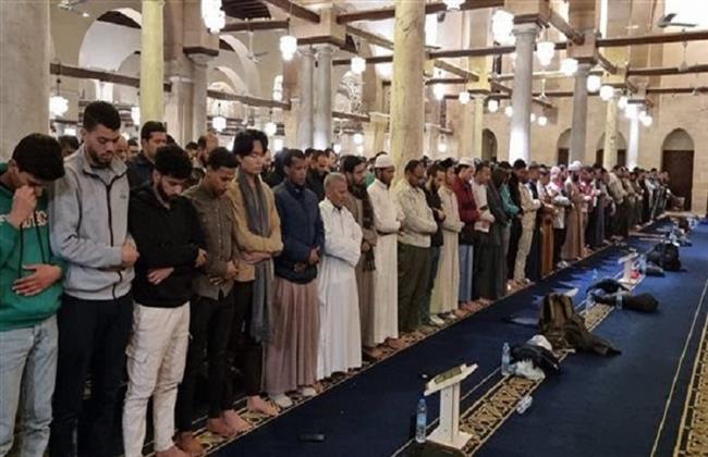 آلاف المصلين من مختلف الجنسيات يؤدون صلاة العشاء والتراويح بالجامع الأزهر