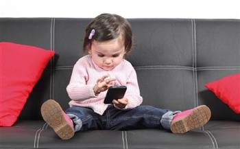 علم النفس يحذر: شاشات الهواتف وراء انفعال الأطفال وتشتيت انتباههم
