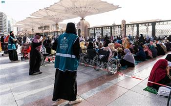 أكثر من 80 متطوعا بأمانة المدينة المنورة ينظمون سفر الإفطار بساحات المسجد النبوي
