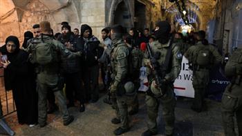 شرطة الاحتلال الإسرائيلي تعتدي على المصلين عند باب حطة في المسجد الأقصى