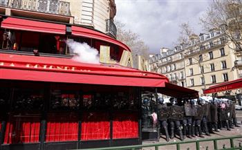 متظاهرون يشعلون النار في مطعم ماكرون المفضل في باريس