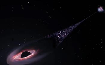 ثقب أسود ضخم يتسبب في تكوين مسارات من النجوم في الفضاء