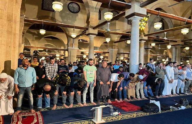 خاشعين لله.. آلاف المصلين يؤدون العشاء والتراويح في الجامع الأزهر‏ 