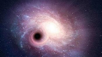 اكتشاف ثقب أسود ضخم يتحول إلى سلسلة نجوم في الفضاء