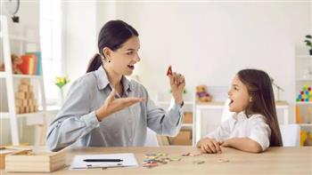 هل تكرار الكلام عند الأطفال أمر طبيعي؟