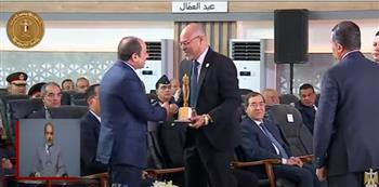 هدية تذكارية للرئيس السيسي من الاتحاد العام لنقابات عمال مصر
