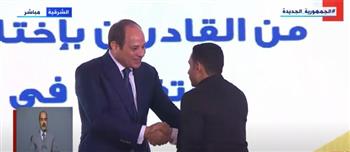 الرئيس السيسي يكرم عددًا من النماذج المشرفة من عمال مصر| فيديو