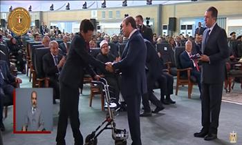 في لفتة إنسانية.. الرئيس السيسي يتوجه لأحد العمال من ذوي الهمم لتكريمه| فيديو