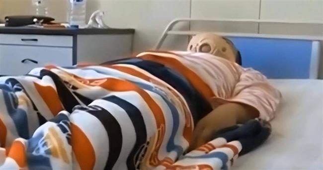 حارس أمن يضحي بنفسه لإنقاذ امرأة منتحرة ويثير تعاطف الجماهير