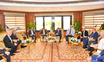 وزير الطيران المدني يبحث مع سفير الهند بالقاهرة ووفد من «GMR» الفرص الاستثمارية
