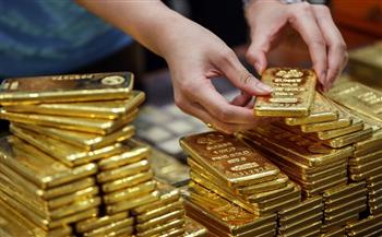 الذهب يفقد بريقه مع قوة الدولار والمخاوف الاقتصادية تكبح الخسائر