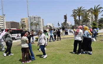 ساحة الشهداء تكتظ بالزائرين من أبناء بورسعيد في عطلة الأسبوع