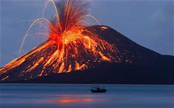 إندونيسيا: اندلاع بركان أناك كراكاتو نافثا سحابة رماد بارتفاع 2500 متر