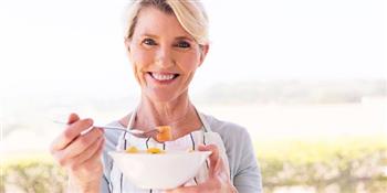 8 نصائح لتغذية المرأة في فترة انقطاع الطمث .. خبيرة توضح