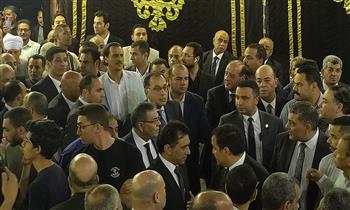 رئيس الوزراء ورئيس جامعة القاهرة يحضران عزاء محمود بكري (صور)