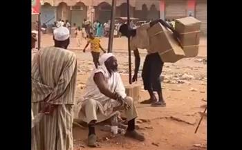 اشترى الآخرة.. سوداني يتوضأ وسط عمليات النهب دون اهتمام بمصيره (فيديو)