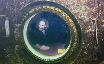 في ضغط المحيط.. رجل يسجل رقمًا قياسيًا للعيش تحت الماء