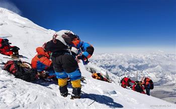 فريق من الجيش النيبالي يصعد إلى قمة جبل تشومولانجما لجمع النفايات