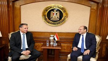 وزير التجارة يبحث مع وفد مرسيدس بنز تعزيز استثمارات الشركة بالسوق المصرية